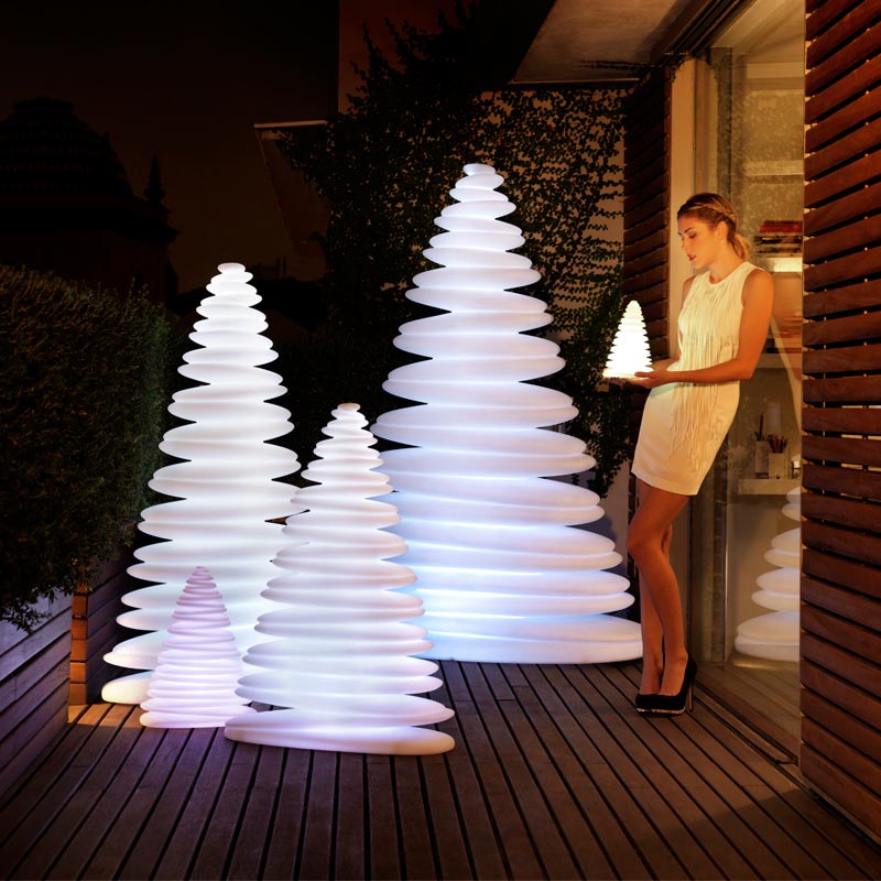CHRISMY/christmas-tree-design-outdoor-decor-chrismy-teresa-sapey-light-vondom.jpg