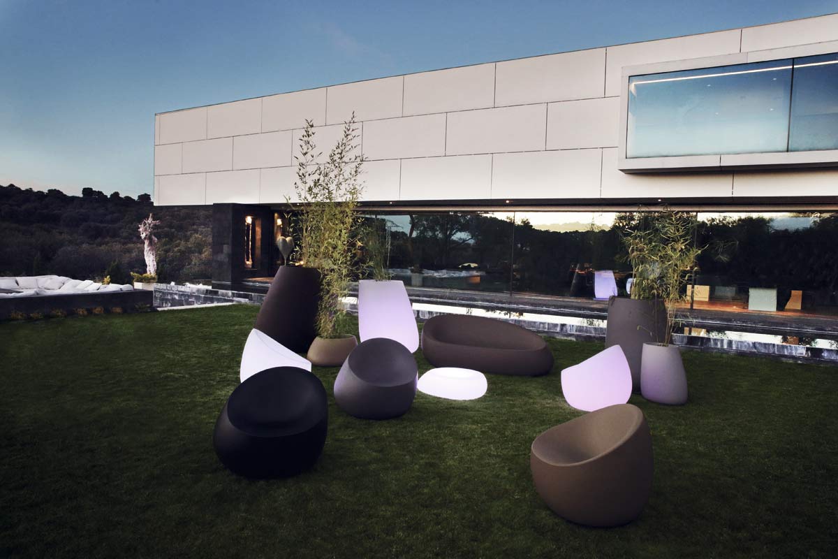 STONE/design-light-up-outdoor-furniture-sofa-loungechair-table-light-upplanters-stones-stefanogiovannoni-vondom.jpg