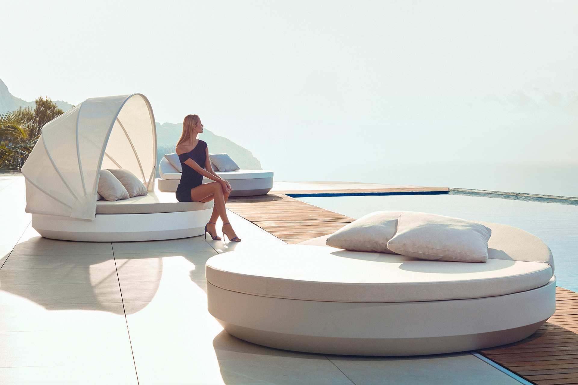 VELA daybed Ø210x40 z nastavljivim naslonom - Vondom Zofe in lounge sestavi