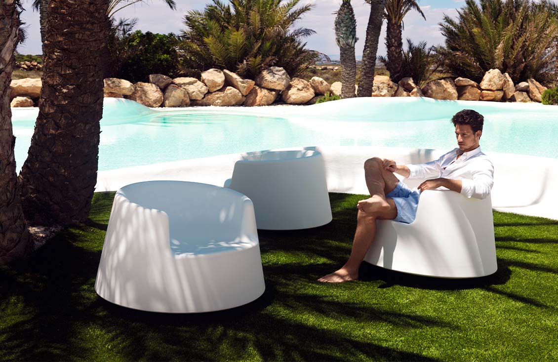 Roulette rocking chair outdoor loungechair by Eero Aarnio Vondom