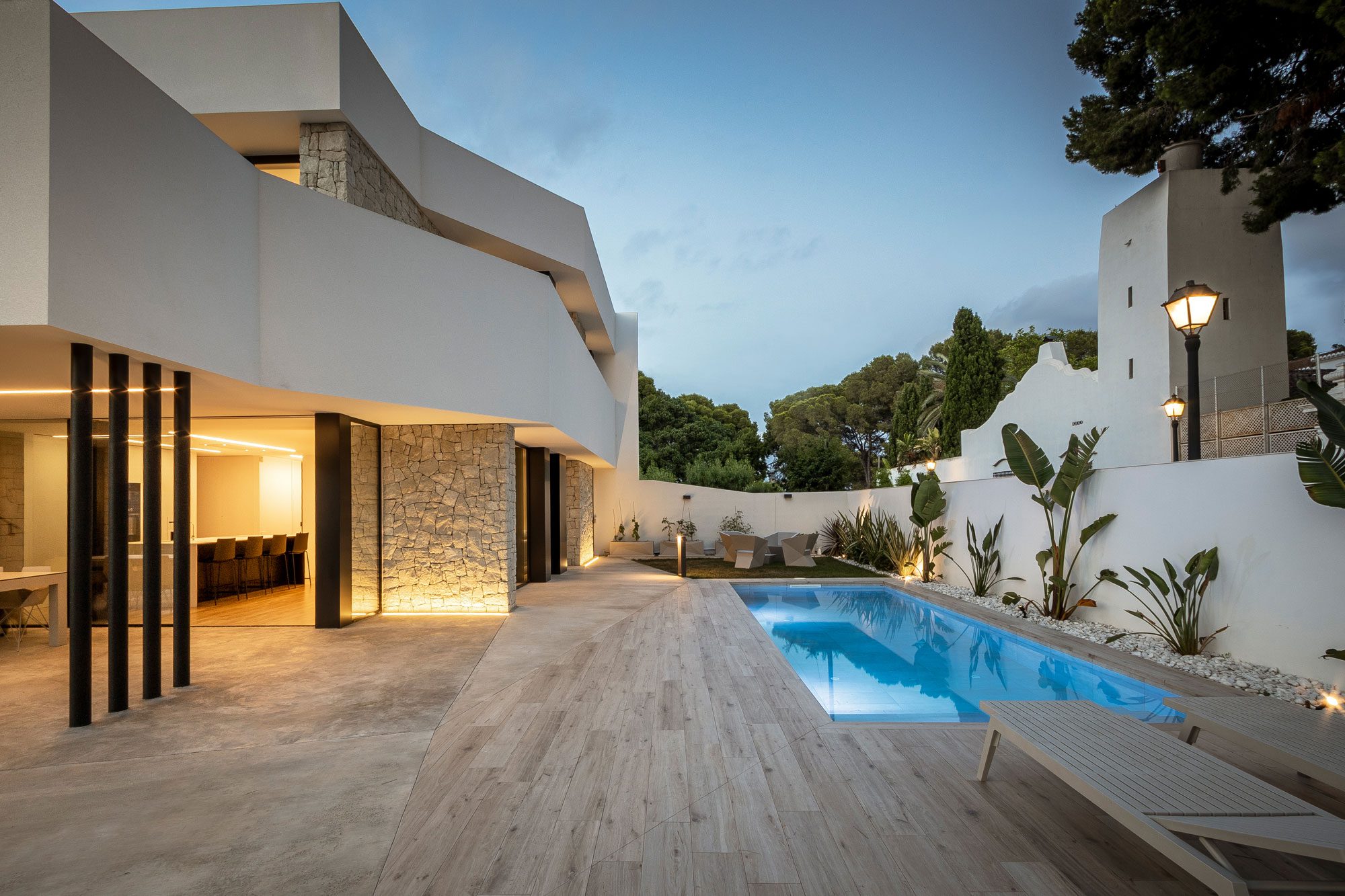 Residential project with outdoor furniture chairs, table and sun loungers by Vondom