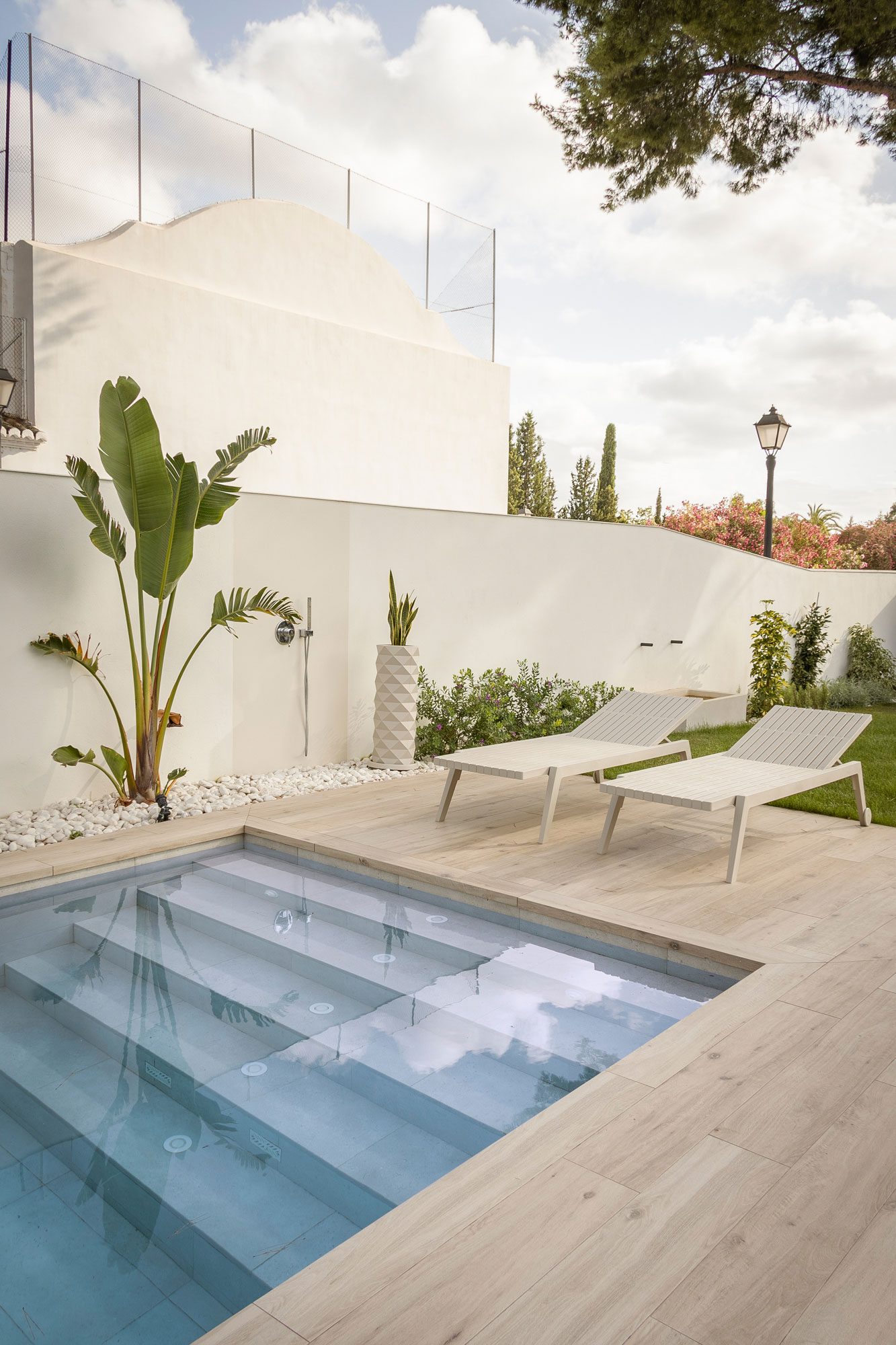 Residential project with outdoor furniture Spritz sun loungers by Vondom