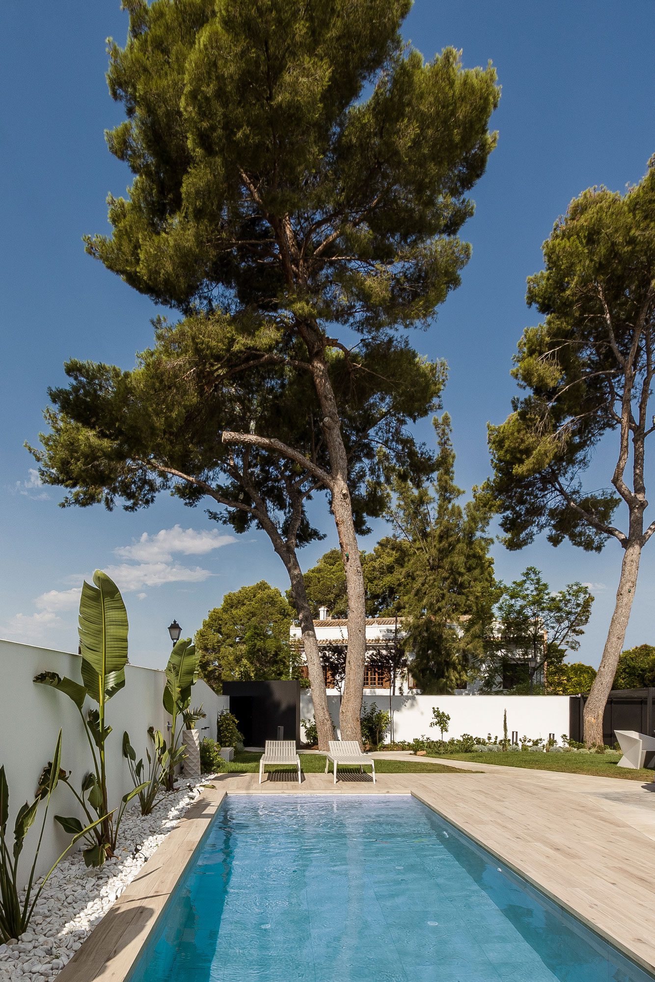 Residential project with outdoor furniture chairs, table and sun loungers by Vondom