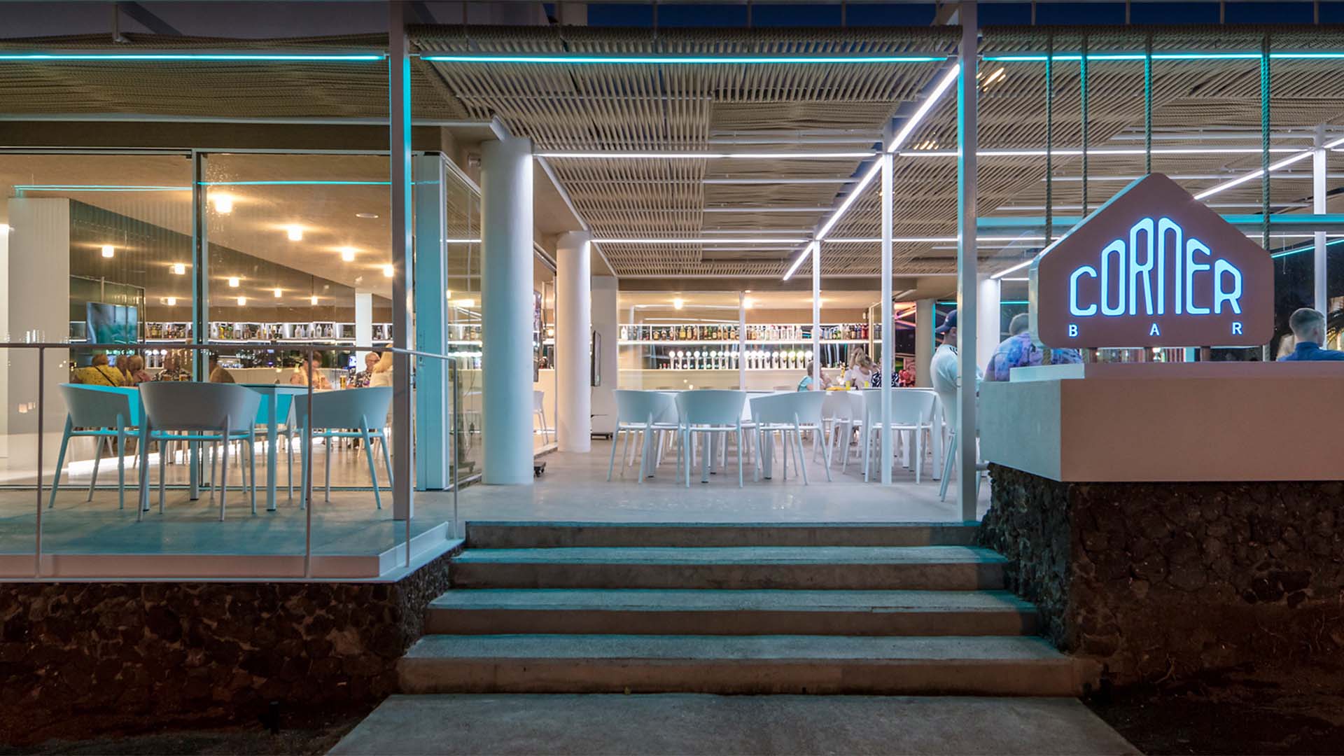 Corner bar