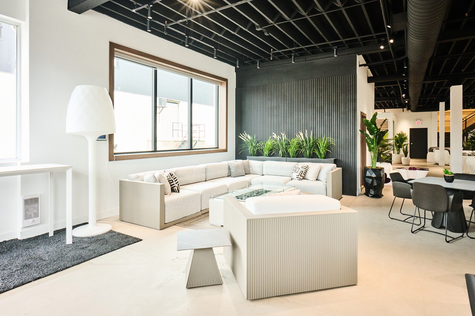 Outdoor furniture is the perfect complement to any home with a terrace, and this new showroom offers an extensive range of outdoor furniture manufactured by the Spanish firm Vondom. From elegant and sophisticated dining sets to comfortable armchairs, modular sofas and sun loungers for relaxing and enjoying the sun. Also accessories such as the new outdoor rugs made from recycled plastics, lamps and planters that will allow you to create a cosy atmosphere in any outdoor space. There you can also find designer furniture made of different materials. Vondom now produces outdoor furniture with different materials such as plastic fibres, aluminium, wood, among others. Each of these materials has its own characteristics and advantages that give the furniture durability, resistance and excellent quality. In short, Vondom's designer furniture can now also be found in the new Ard Outdoor showroom located in Toronto, Canada-4