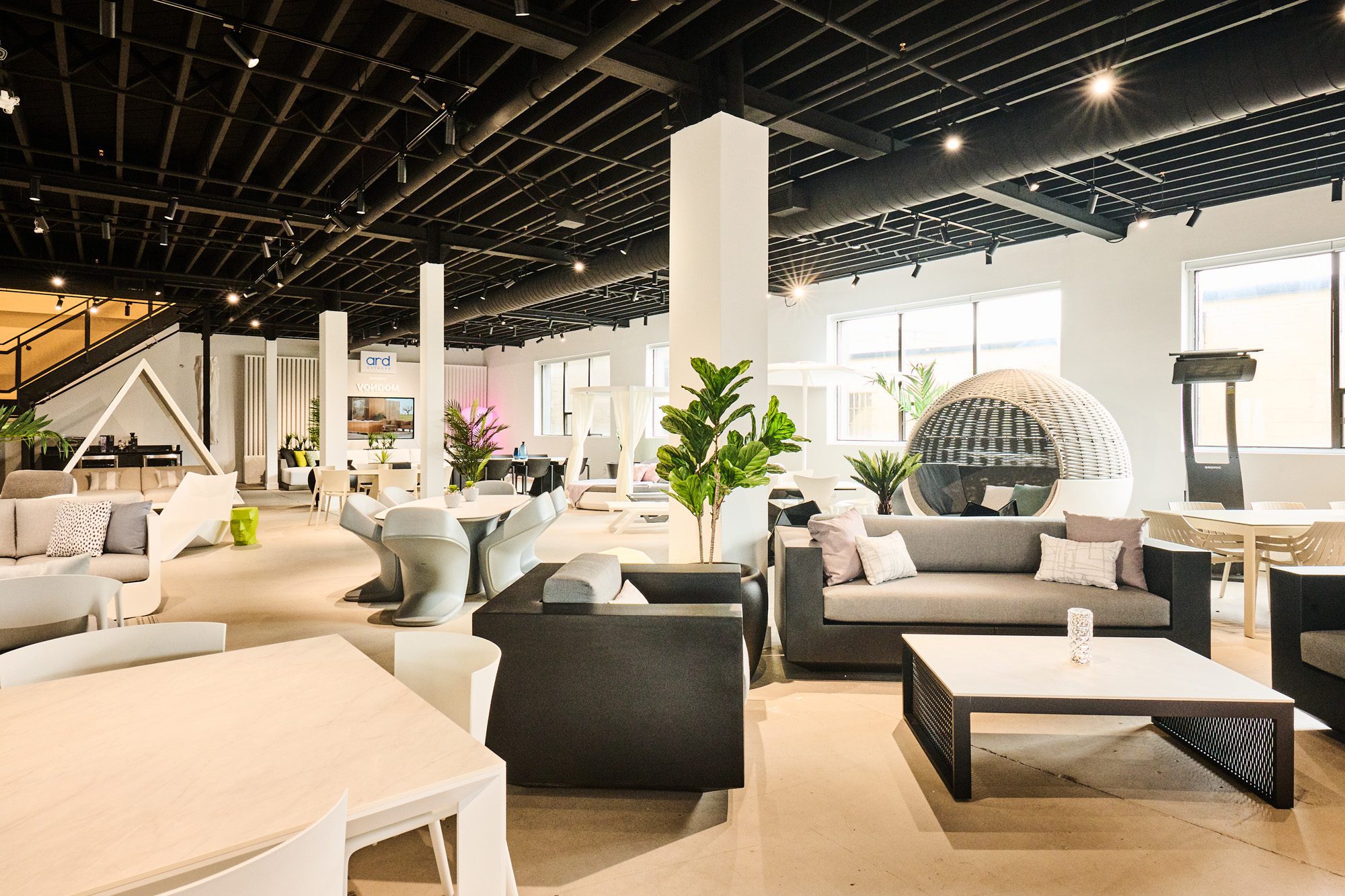 There you can also find designer furniture made of different materials. Vondom now produces outdoor furniture with different materials such as plastic fibres, aluminium, wood, among others. Each of these materials has its own characteristics and advantages that give the furniture durability, resistance and excellent quality. In short, Vondom's designer furniture can now also be found in the new Ard Outdoor showroom located in Toronto, Canada-11