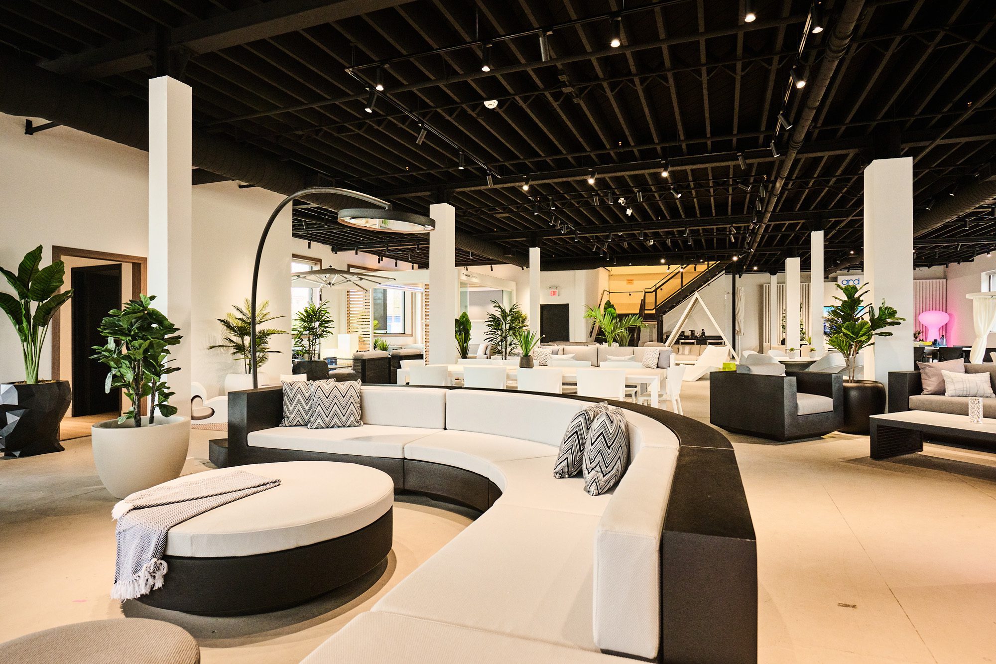 There you can also find designer furniture made of different materials. Vondom now produces outdoor furniture with different materials such as plastic fibres, aluminium, wood, among others. Each of these materials has its own characteristics and advantages that give the furniture durability, resistance and excellent quality. In short, Vondom's designer furniture can now also be found in the new Ard Outdoor showroom located in Toronto, Canada-12