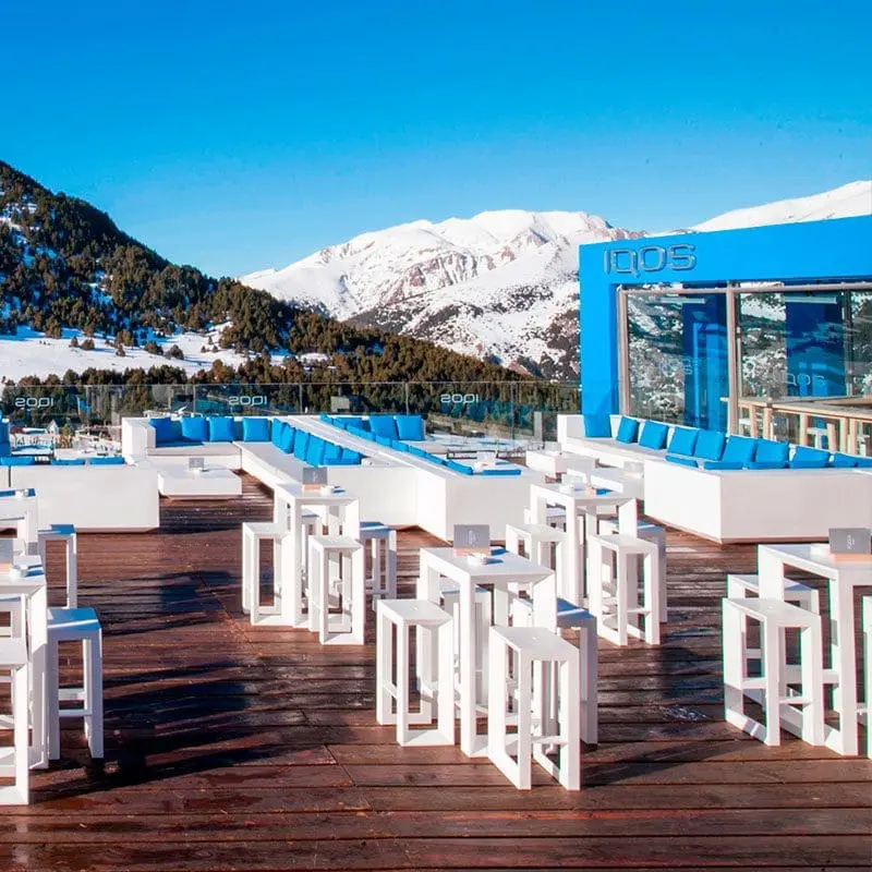Outdoor snow furniture Ulm and Vela sofa, and Frame stool and tables by Vondom