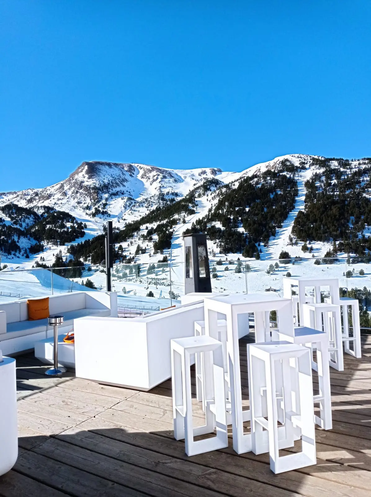 vondom-outdoor-furniture-veuve-clicquot-terrace-grandvalira (4)