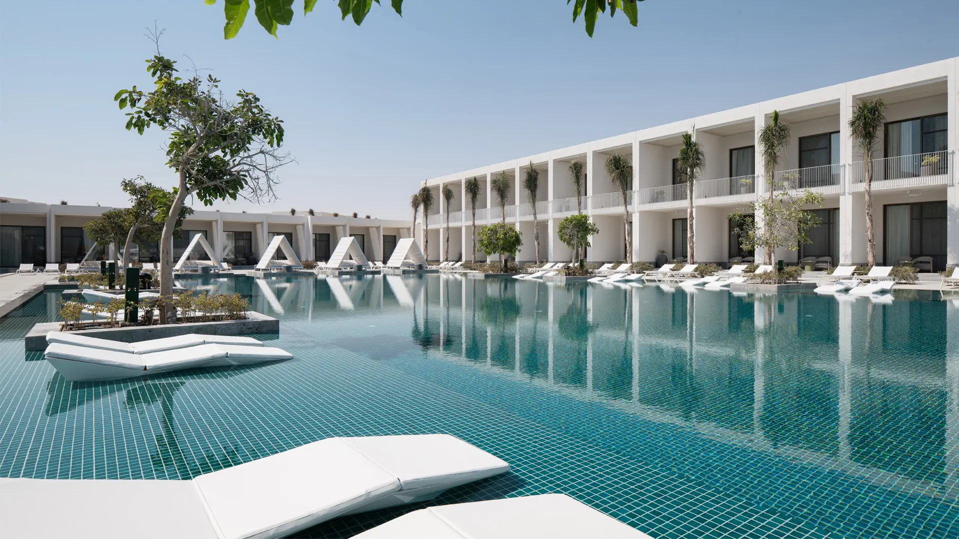 My ŌTEL North Coast: el blanco como lenguaje del Mediterráneo